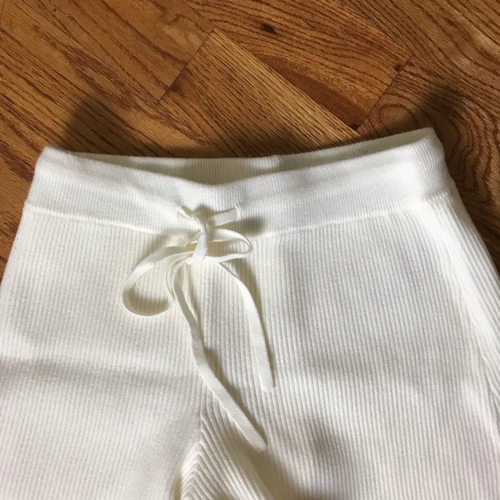 Abercrombie Women's Cream Knit Shorts - Picture 2 of 7